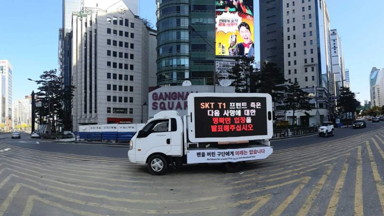 LoL: Depois de flores de enterro, fãs usam caminhonete com mensagens para a T1