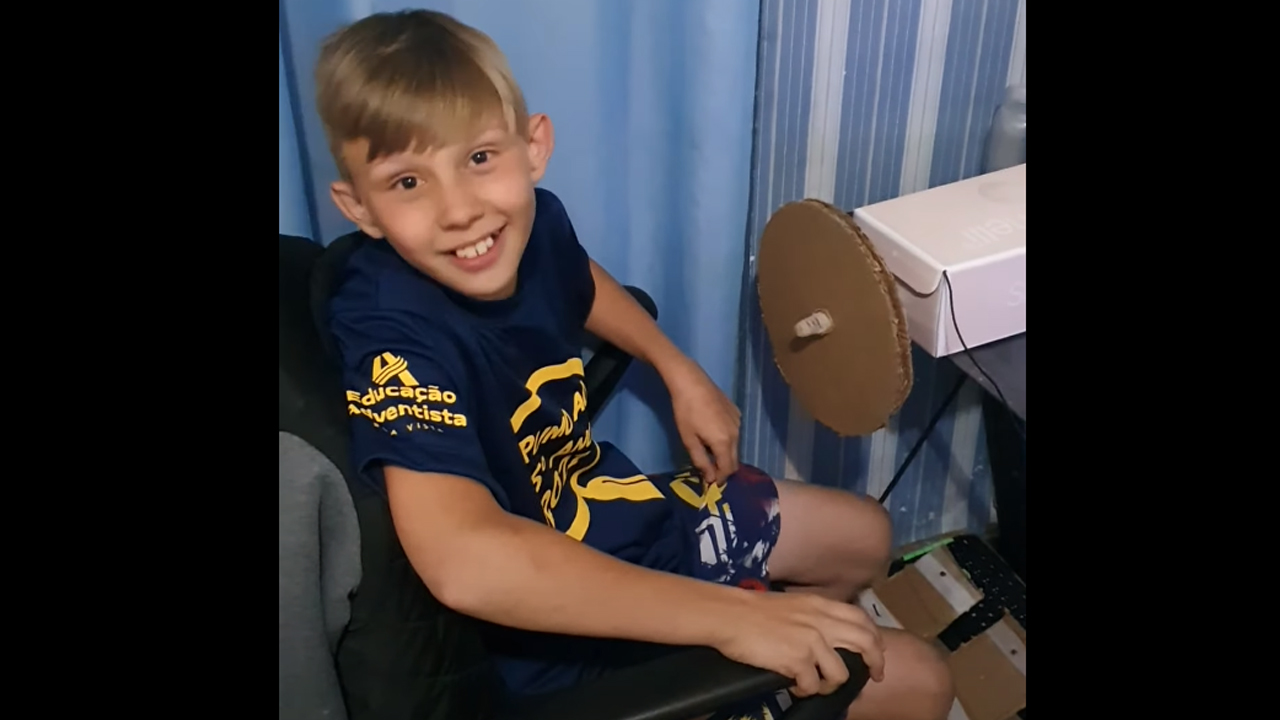 Criança constrói volante de papelão para jogar Euro Truck e comove a comunidade