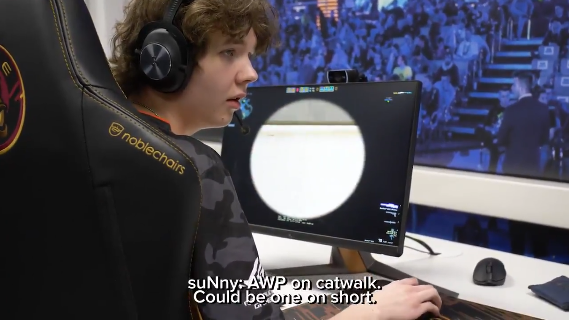 CS:GO: Lagado, Jamppi joga pelo monitor de amigo e ajuda equipe a ganhar o round