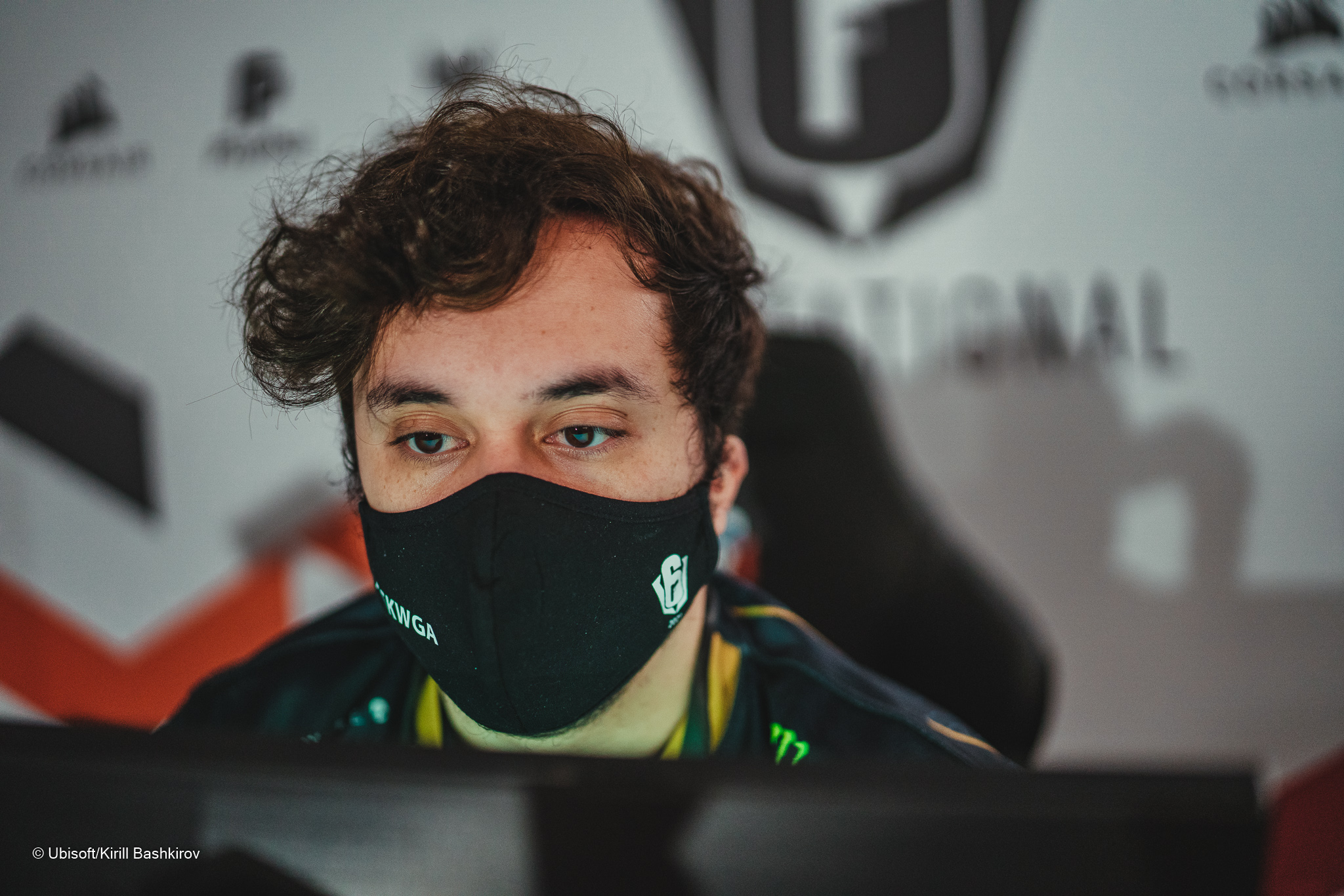 R6: nesk e pino são os primeiros brasileiros na lista de melhores do mundo