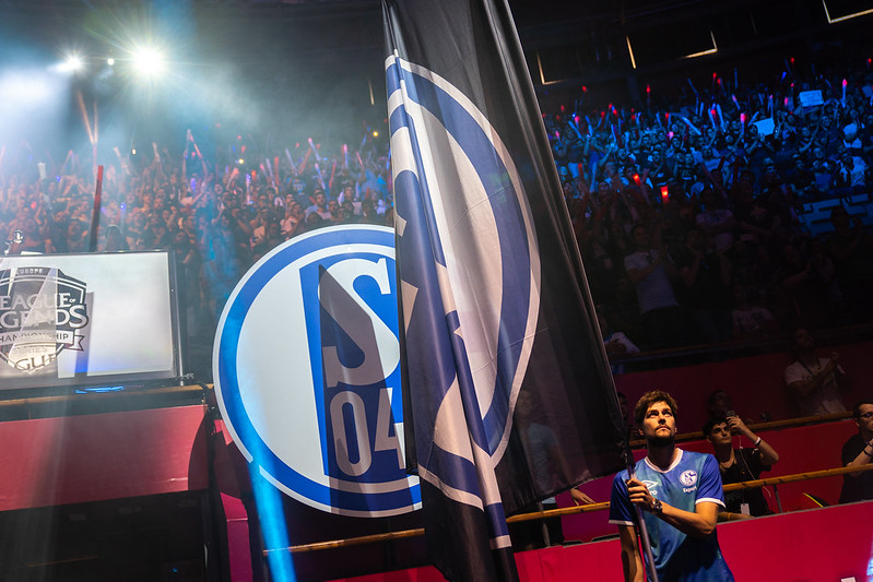 LoL: Em crise financeira, Schalke 04 vende sua vaga na LEC por R$ 156 milhões
