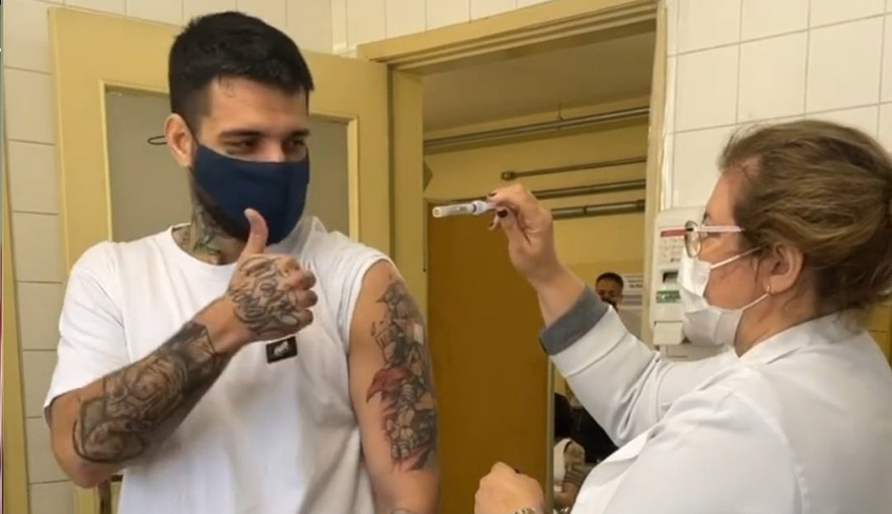 LoL: brTT recebe a vacina do COVID-19 e comemora em redes sociais