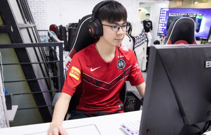 Worlds 2021: Caçador reserva da EDG atinge o top 1 da soloQ europeia