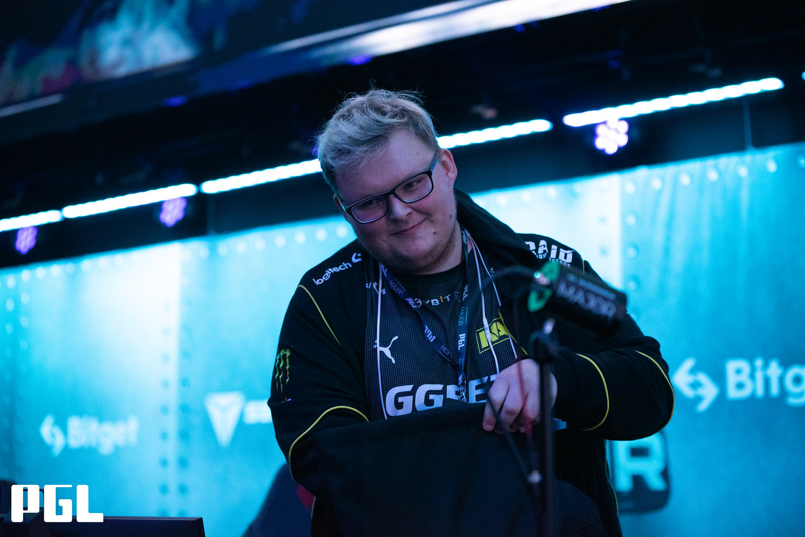 PGL Major Stockholm: Após título, Boombl4 pede namorada em casamento no palco
