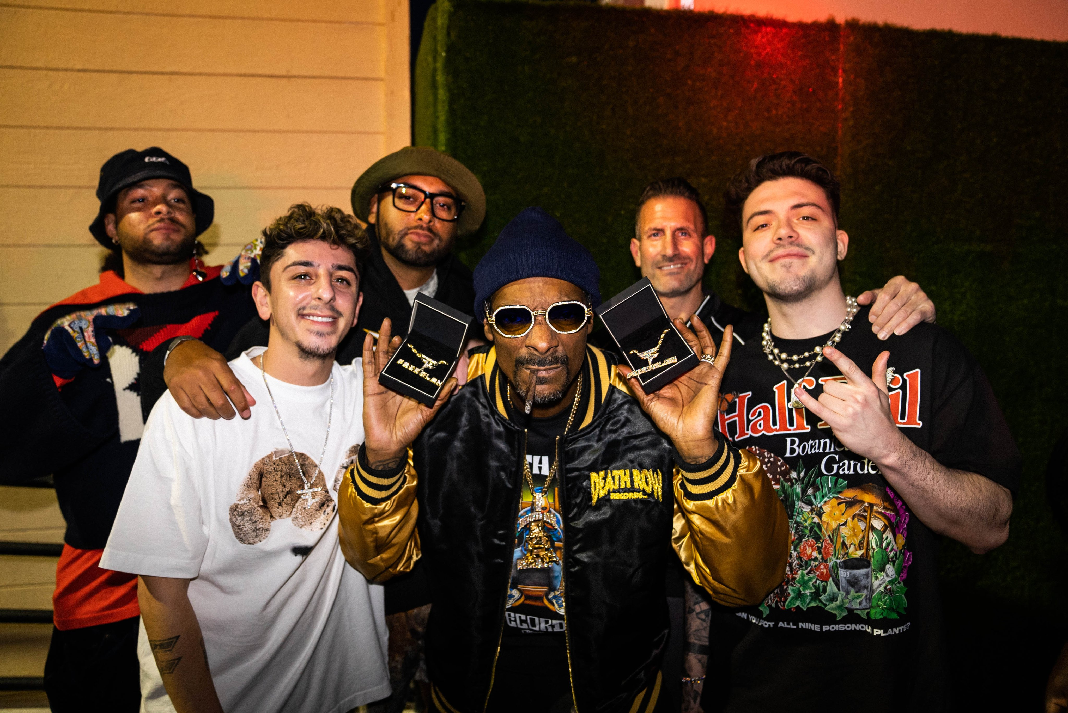 Snoop Dogg usa colar da FaZe Clan em show do Super Bowl