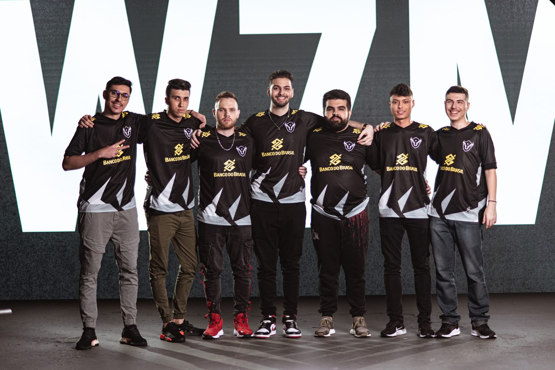 Copa Elite Six: W7M e Ninjas in Pyjamas estreiam com vitória