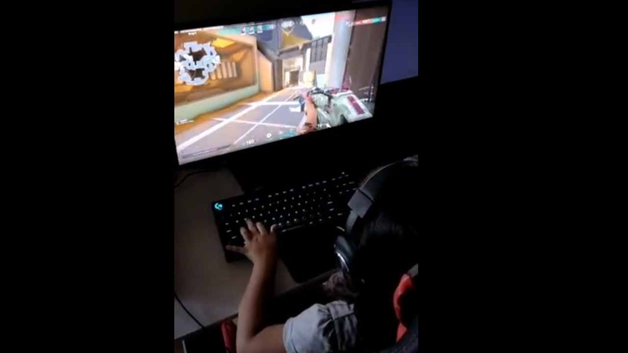 VALORANT: Menina de 5 anos ganha partida enquanto pai atende o telefone