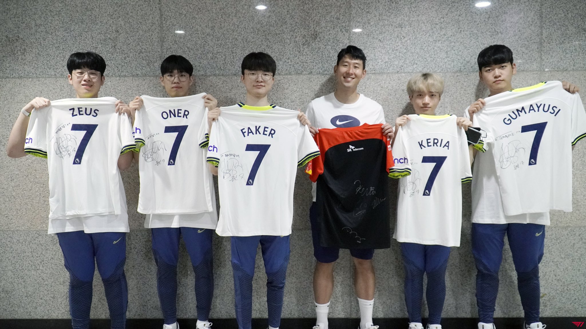 LoL: Jogadores da T1 se encontram com Son Heung-min, astro do Tottenham