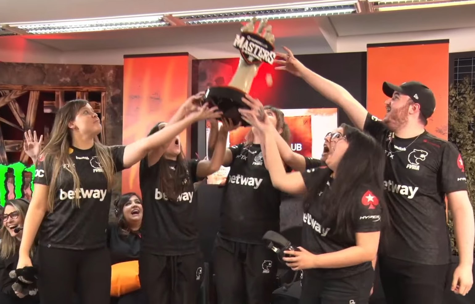 GC Masters Feminina: FURIA é campeã e quebra o troféu na comemoração