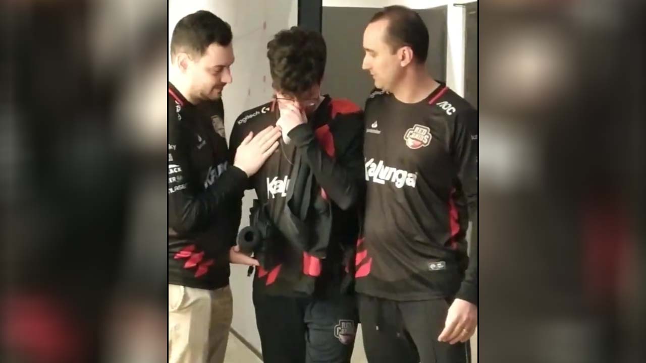 CBLOL 2022: Após eliminação, Grevthar sai emocionado do palco