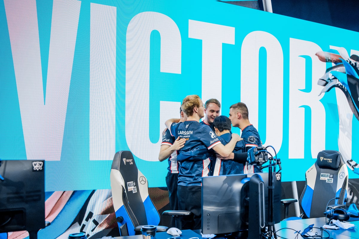 Worlds 2022: Rogue vence a TES e JD Gaming continua invicta