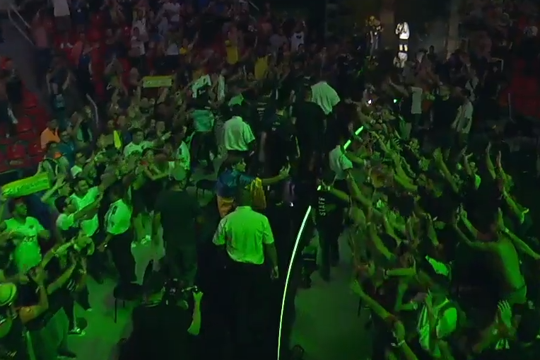 IEM Major Rio 2022: S1mple mostra dedo do meio para fã após derrota para FURIA