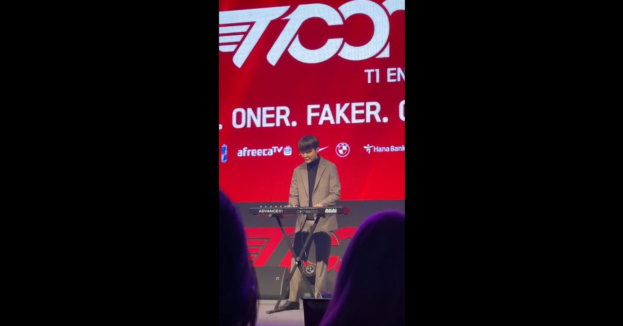 LoL: Vídeo mostra Faker tocando teclado (muito bem) em evento da T1