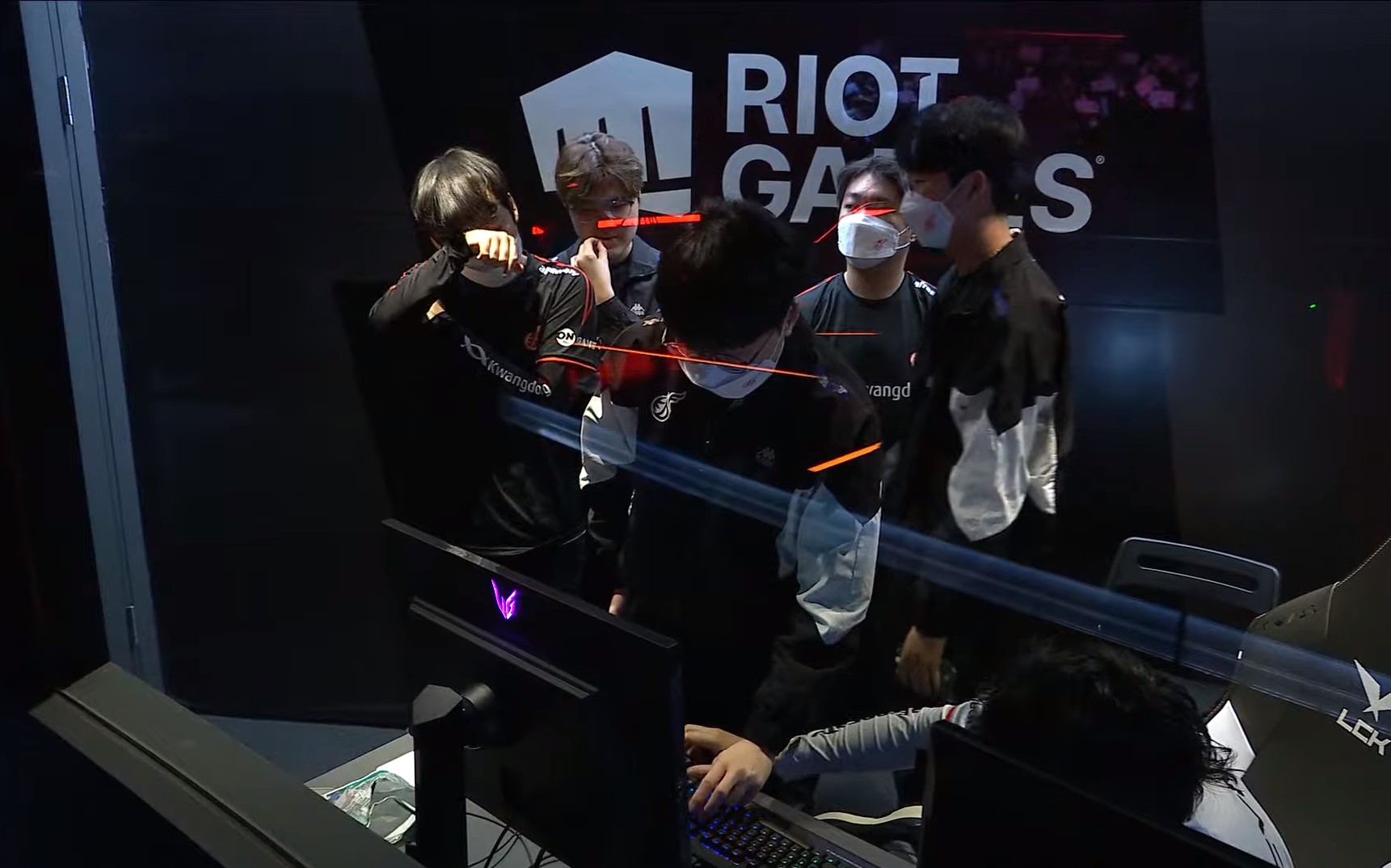 LCK 2023: T1 faz jogador adversário chorar após stomp