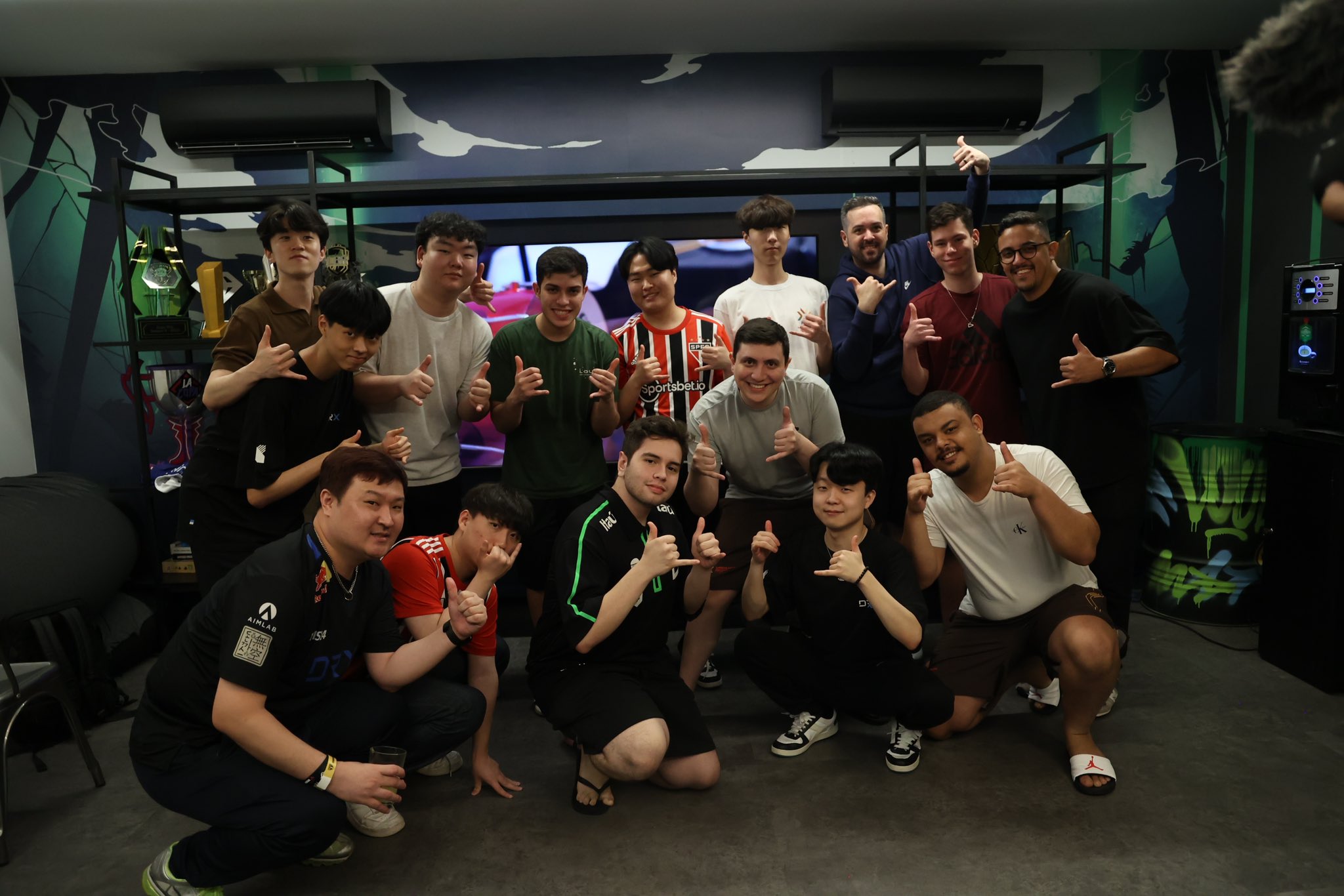 VALORANT: Jogadores da DRX visitam CT da LOUD antes do confronto pelo Lock In