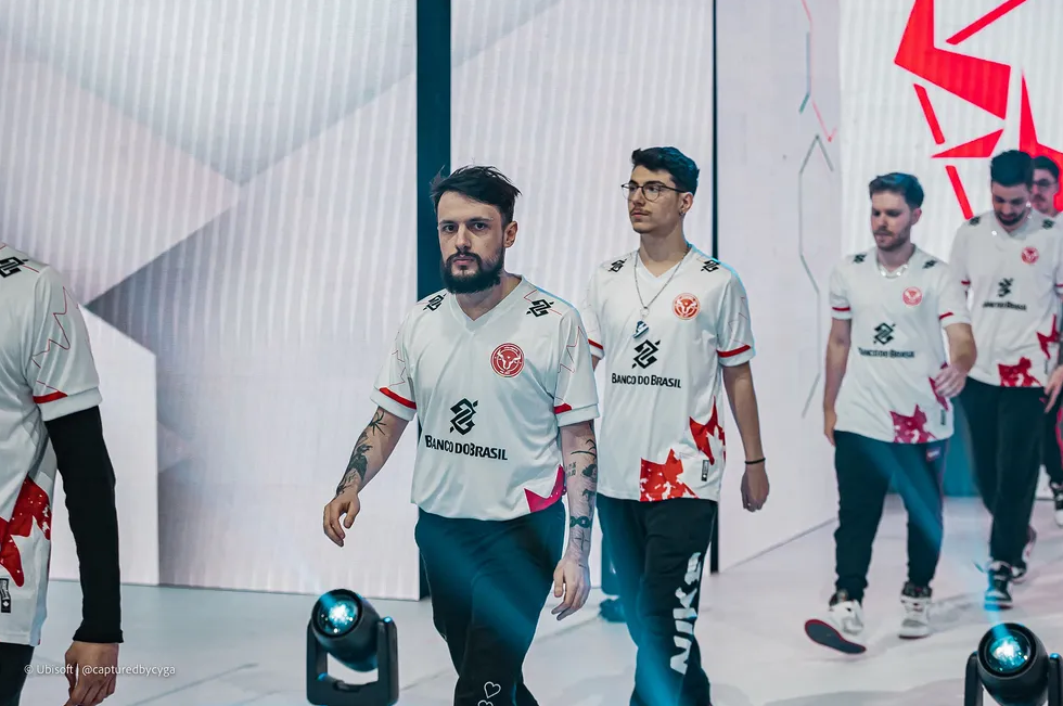 R6: W7M anuncia as saídas de Julio e Volpz