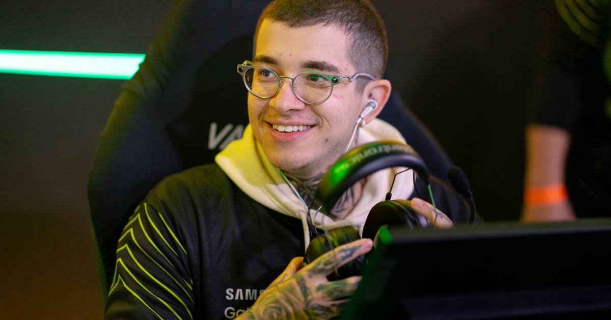 VCT Lock In: Xand dá camisa da KRÜ para torcedor que veio do Chile