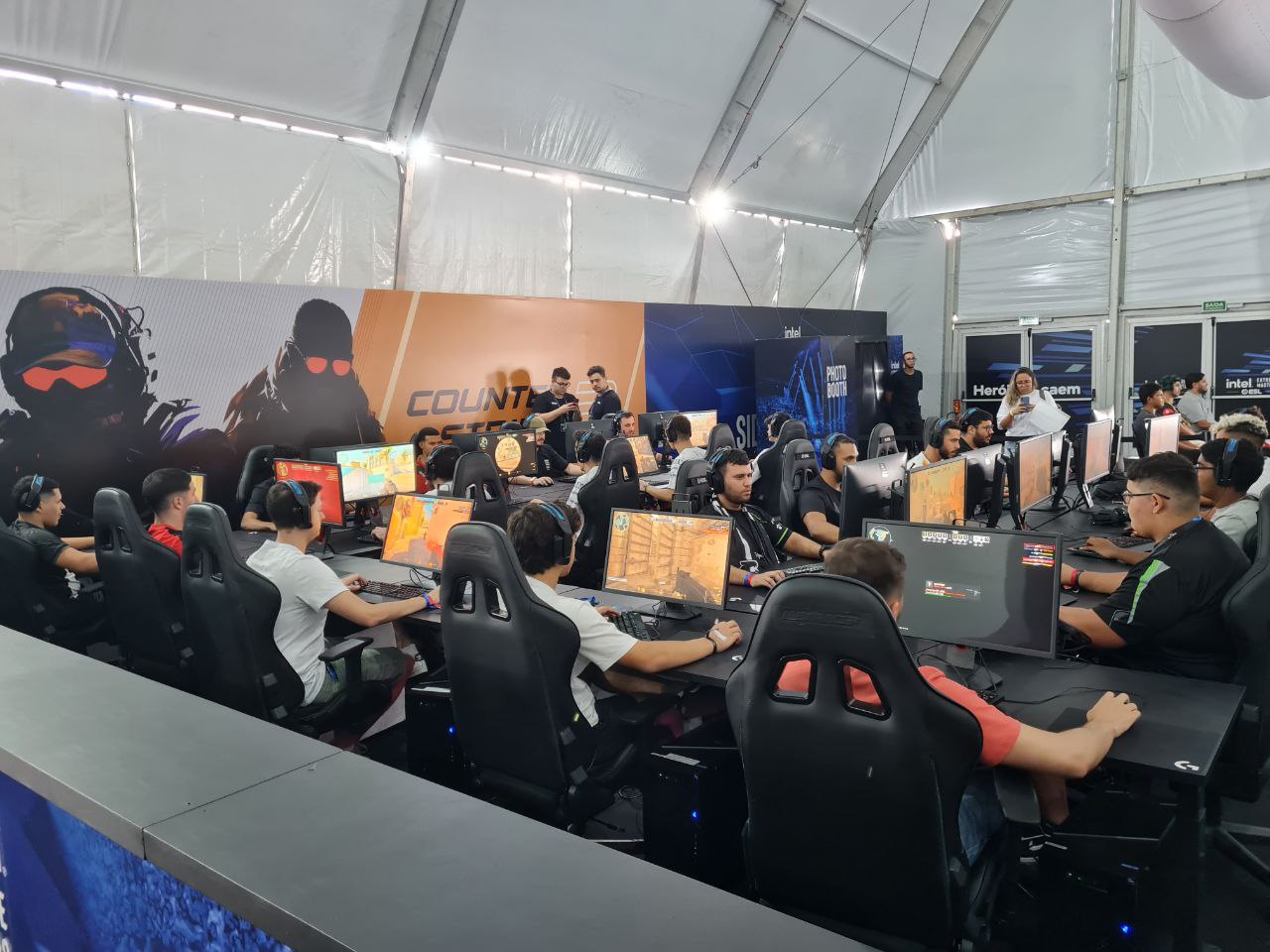 IEM Rio 2023: Torcedores jogam CS 2 antes das quartas de final