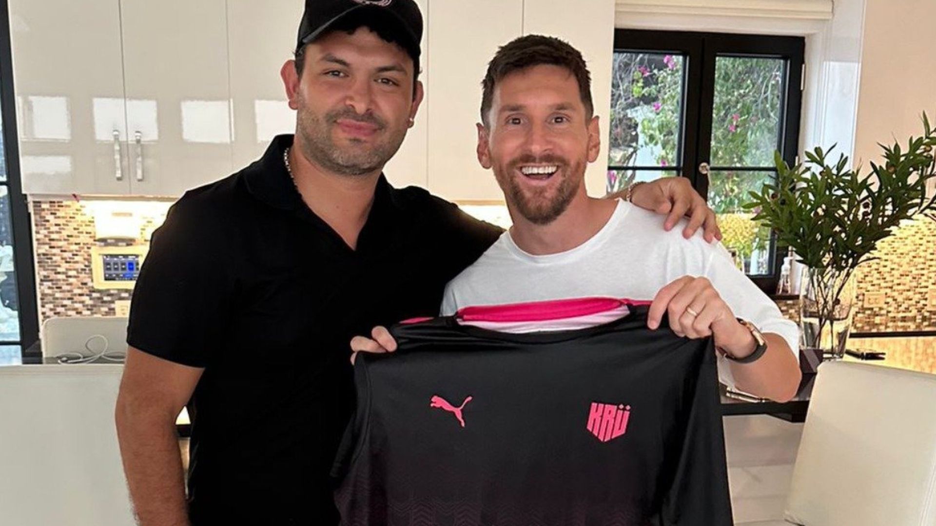 LCQ 2023: KRÜ presenteia Lionel Messi com camiseta da organização