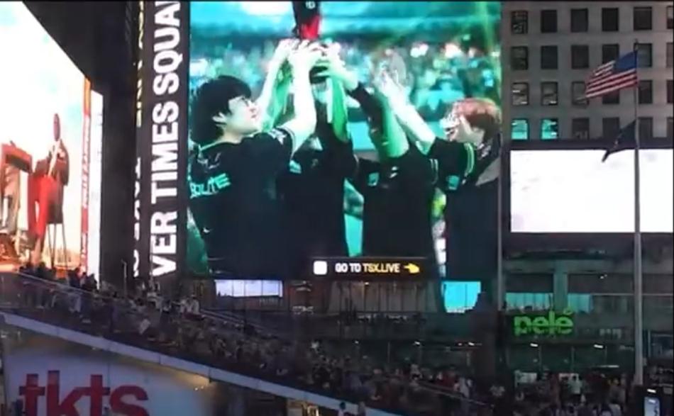 CBLOL 2023: LOUD aparece na Times Square erguendo taça; veja
