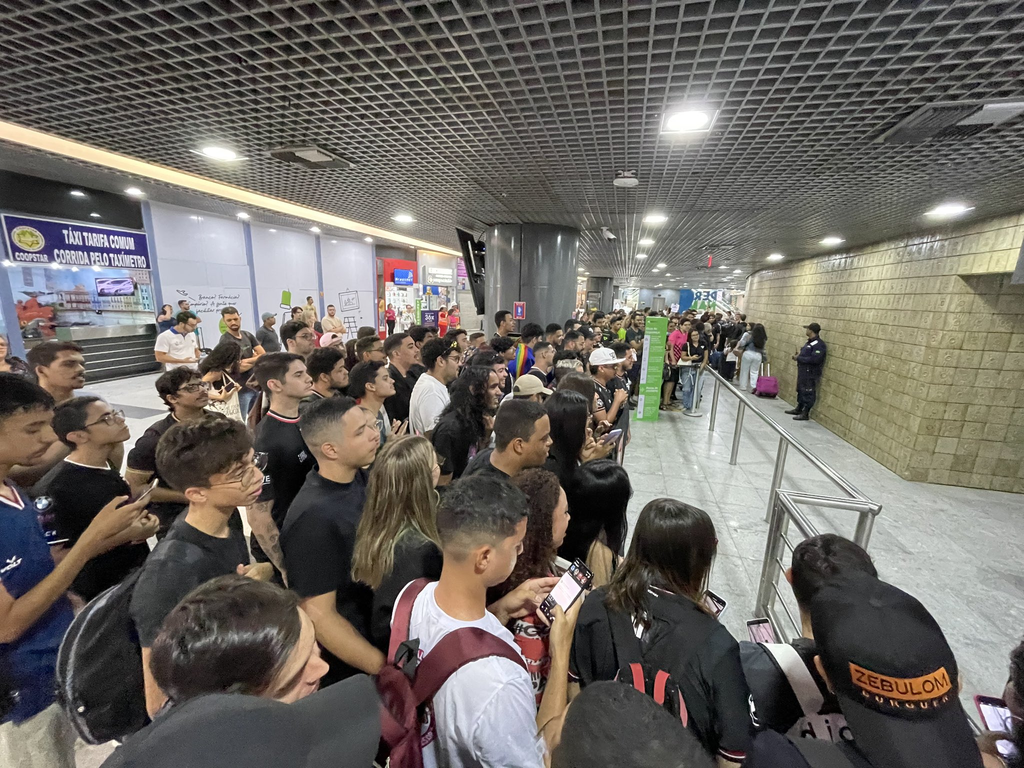 CBLOL 2023: Torcedores de LOUD e paiN recepcionam jogadores no aeroporto