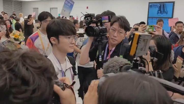 LoL: Chegada de Faker causa alvoroço em aeroporto na China