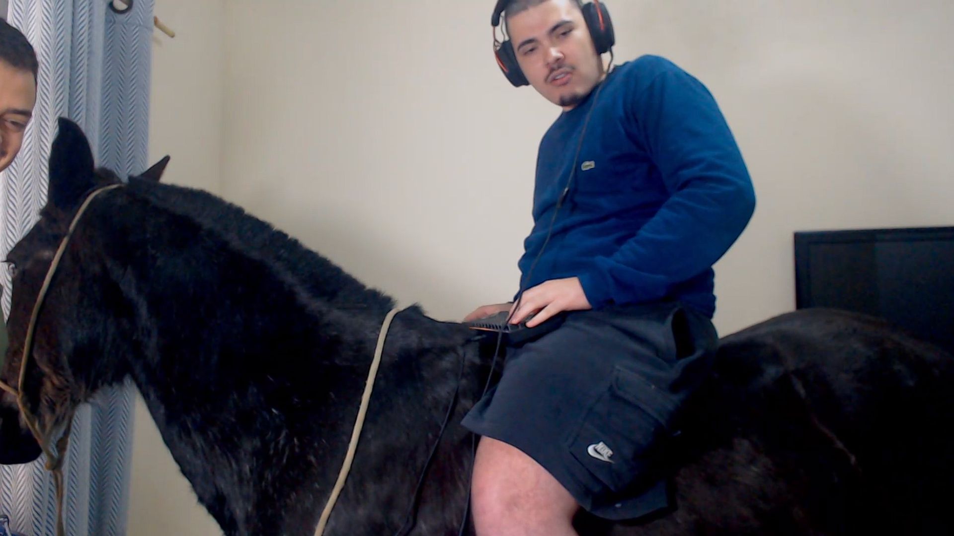 VALORANT: Streamer surpreende jogando montado em um cavalo