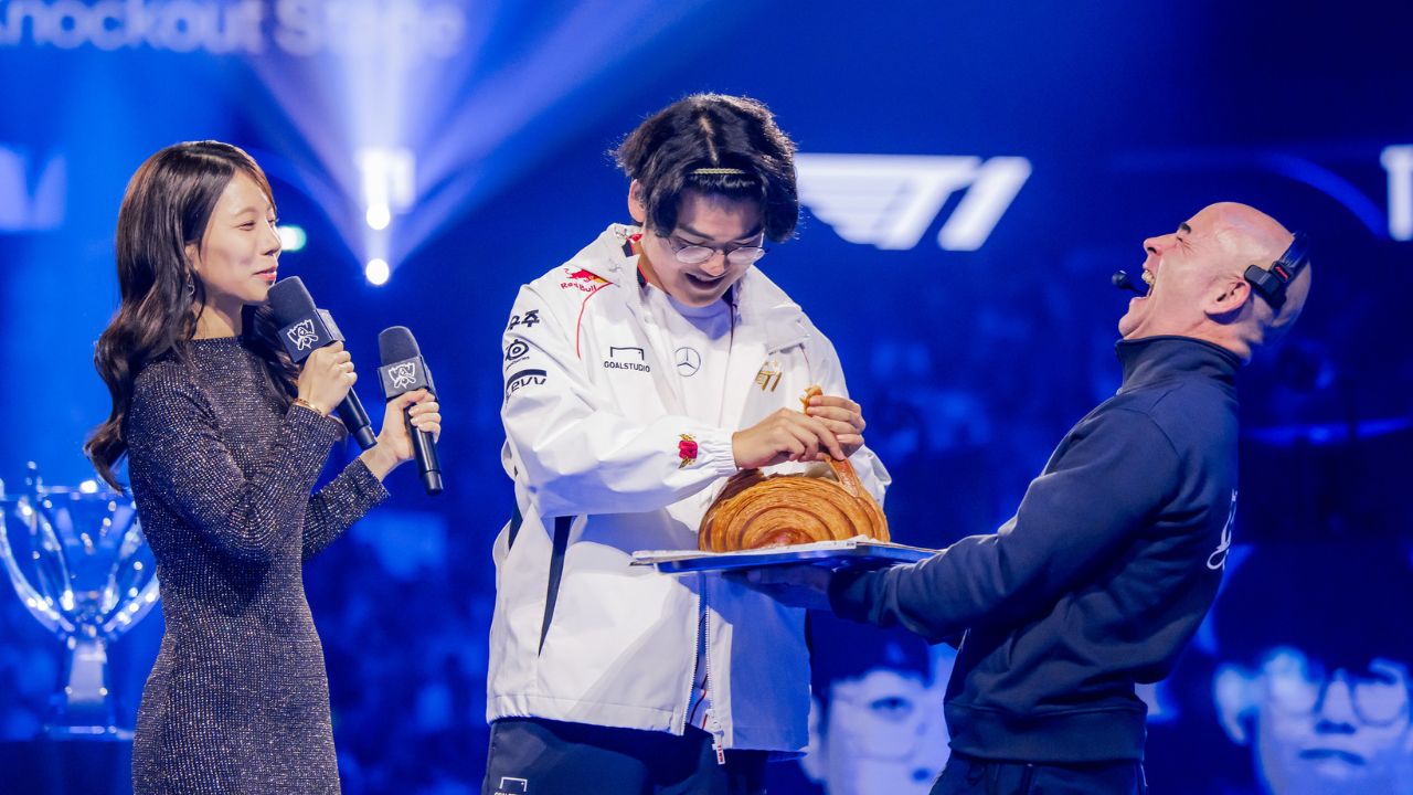 Worlds 2024: Do tamanho da aura! T1 Gumayusi experimenta um croissant gigante