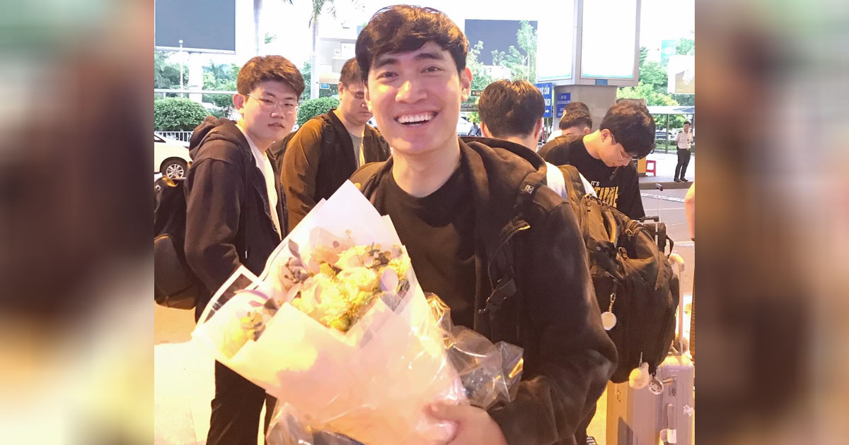 Worlds 2024: Torcida recebe GAM com flores e bolo no aeroporto