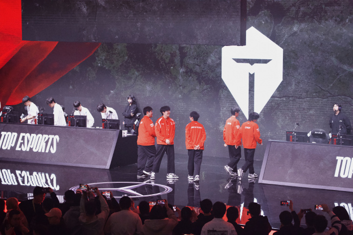 LPL 2025: Top Esports está na Grande Final após atropelar a JDG