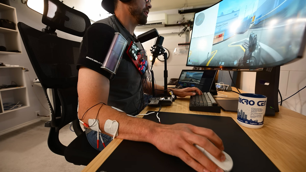 CS2: “Hack” no braço? Youtuber cria mecanismos de choques no braço para mirar mais rápido