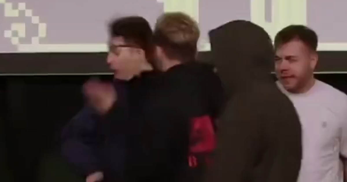 CS2: Jogador dá soco em adversário no palco e é banido por tempo indeterminado