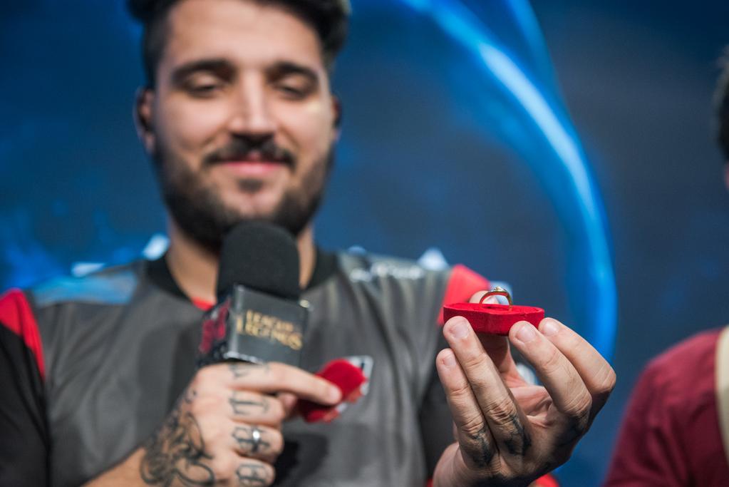 Vídeo – Após vitória sobre CLG, brTT pede Caju em casamento ao Vivo