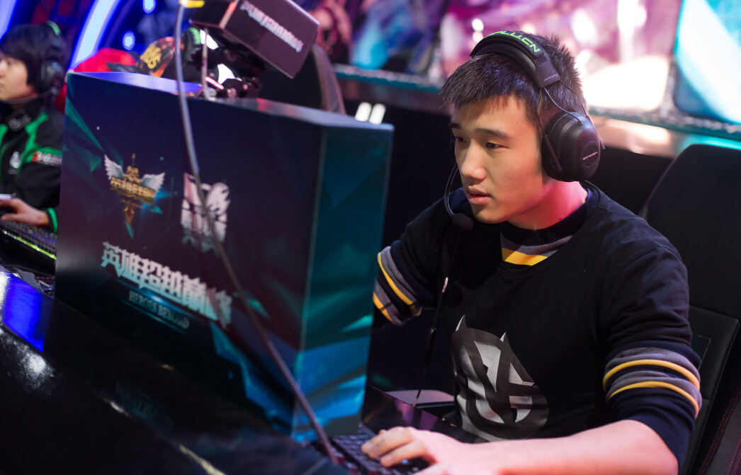 Vasilii agride namorada em stream, é levado pela polícia e expulso da Newbee