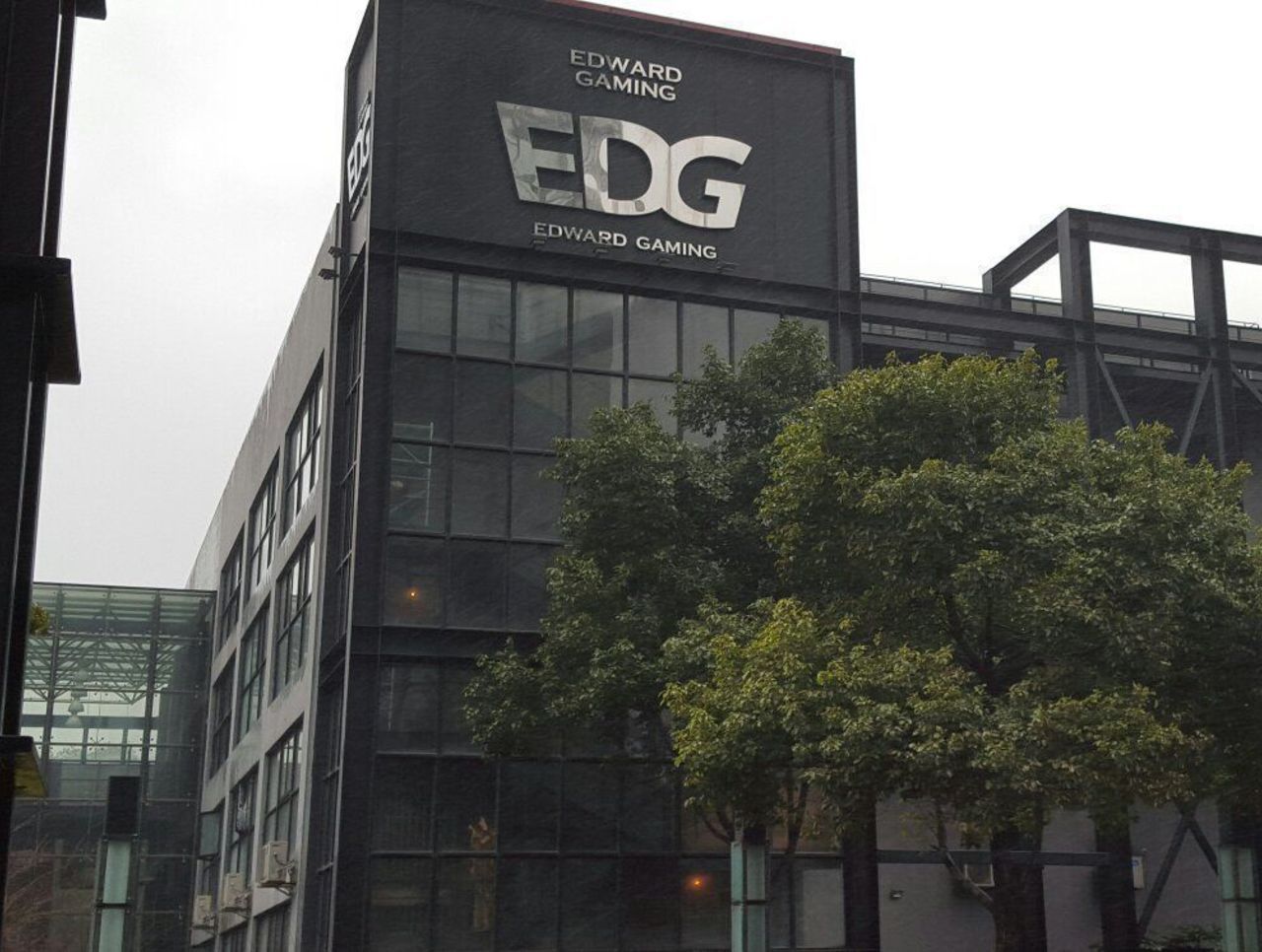 Letreiro da GH da EDG pega fogo e jogadores são evacuados do local