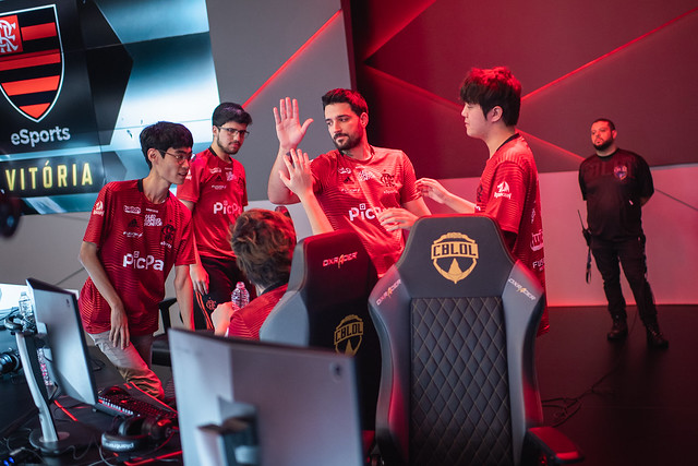 LoL: brTT e Shrimp comentam nova postura do Flamengo no CBLoL
