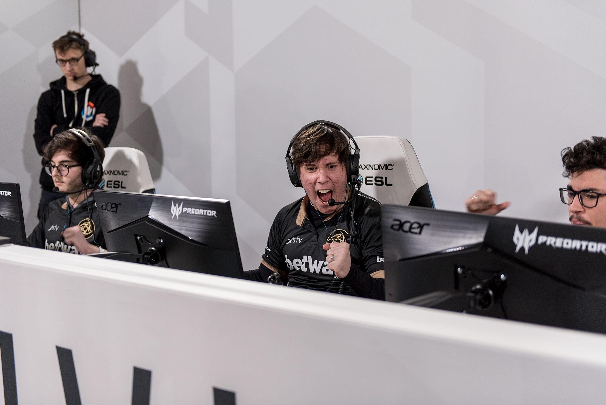 R6: NiP e MIBR vencem na estreia no Six Invitational