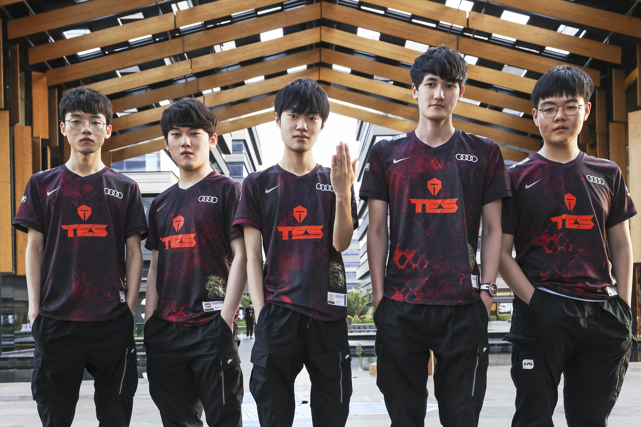 Worlds 2020: Com direito a comeback, a Top Esports vence e elimina a Fnatic