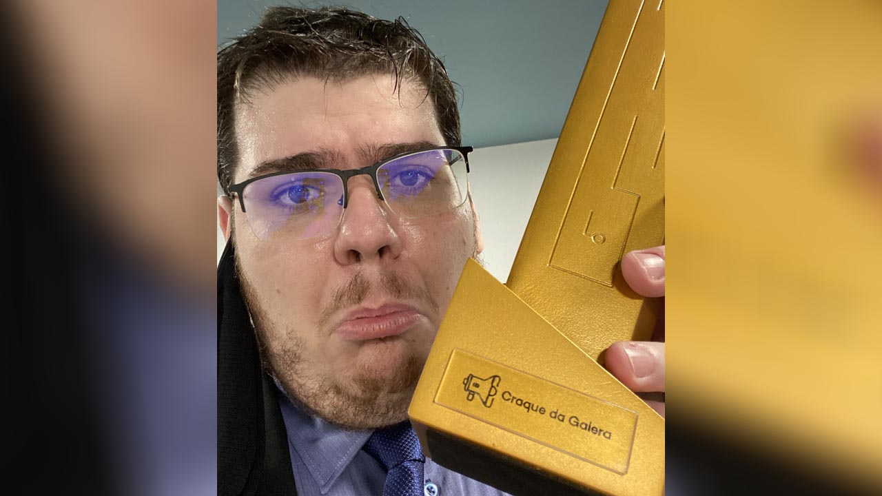 Casimiro troca seu troféu com Nobru sem querer no Prêmio Esports Brasil