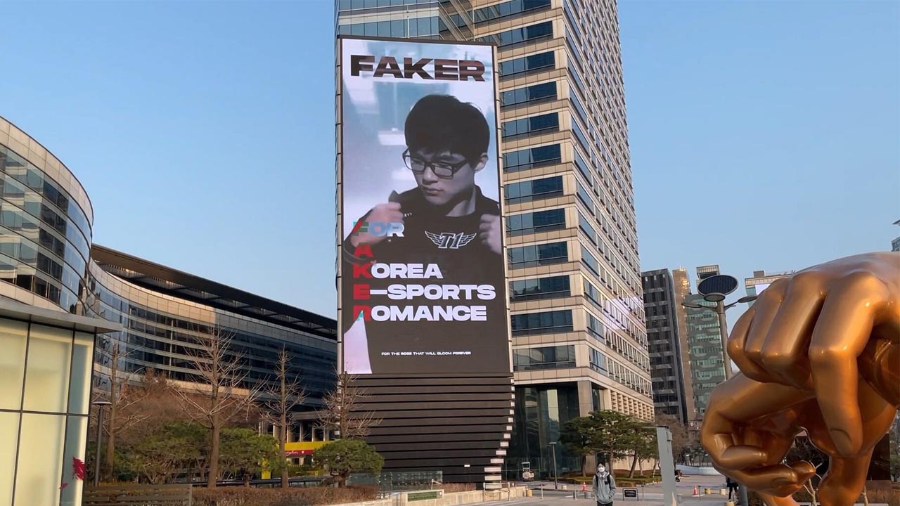 LoL: Faker é estampado em outdoor em comemoração aos 9 anos da sua estreia competitiva