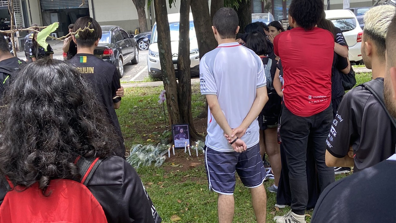 LoL: Torcedores prestam homenagens à Nana em frente ao estúdio do CBLOL