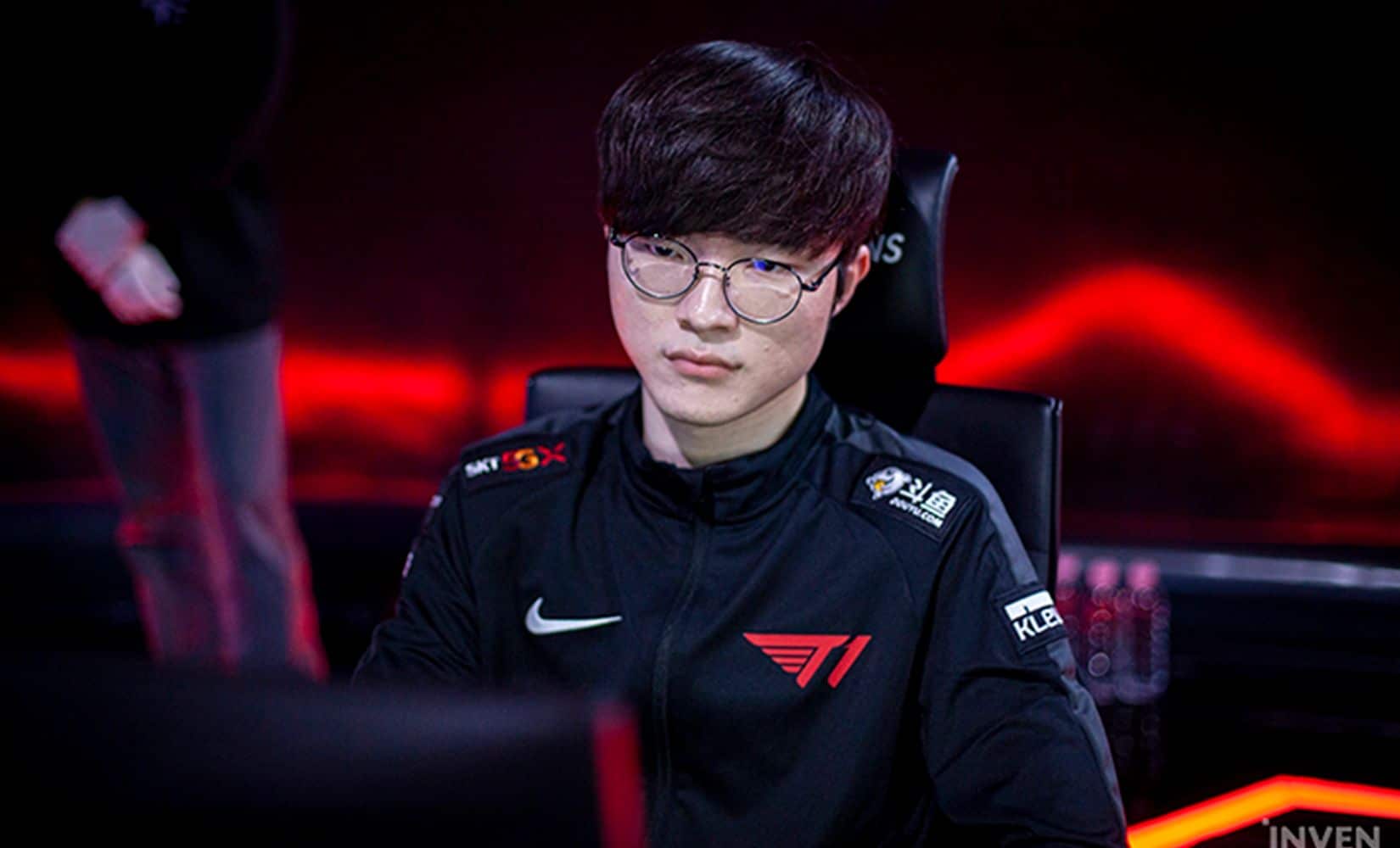 LoL: Faker ganha Mercedes de R$ 1,4 milhão de presente da marca