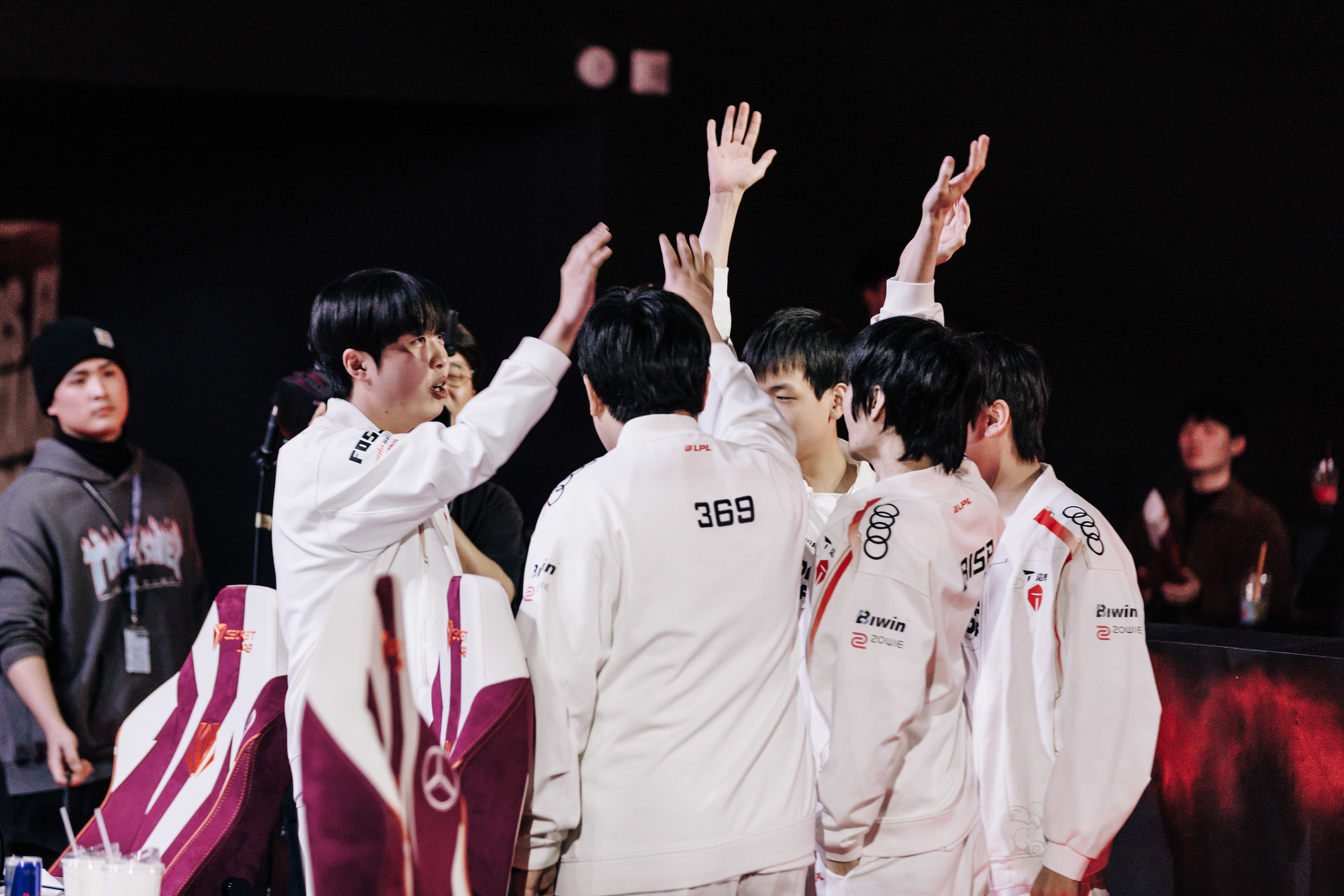 LPL 2025: Top Esports e Invictus Gaming dominam 1ª fase do torneio