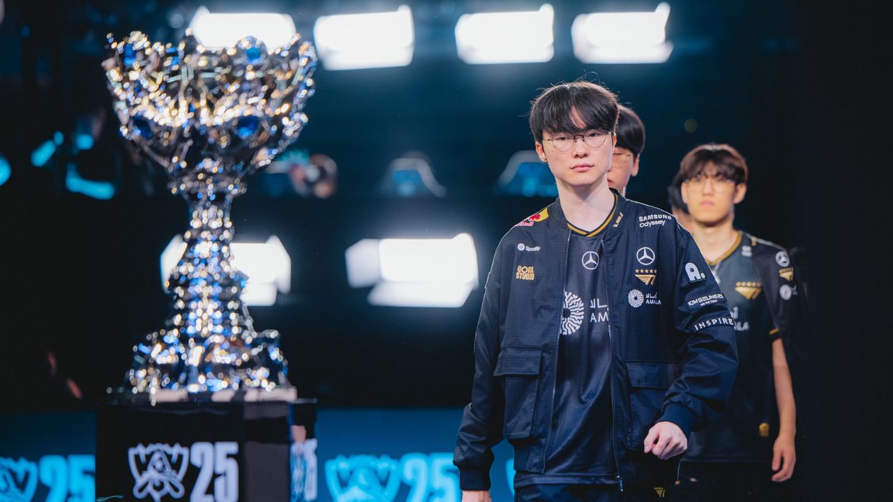 Worlds 2025: Faker faz stream para escolher sua skin do mundial; veja o campeão que venceu a votação.