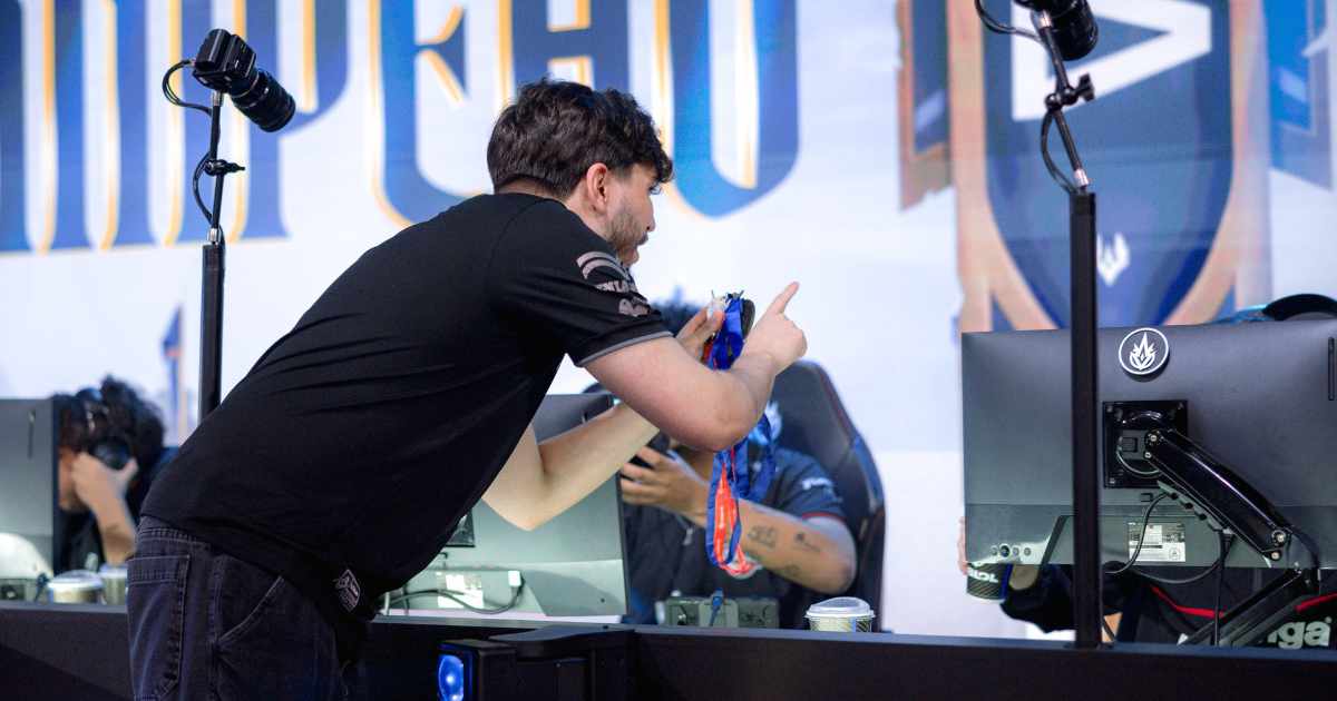 Copa CBLOL 2026: Após vitória, Redbert vai até Frosty mostrar medalhas de campeão; veja o vídeo