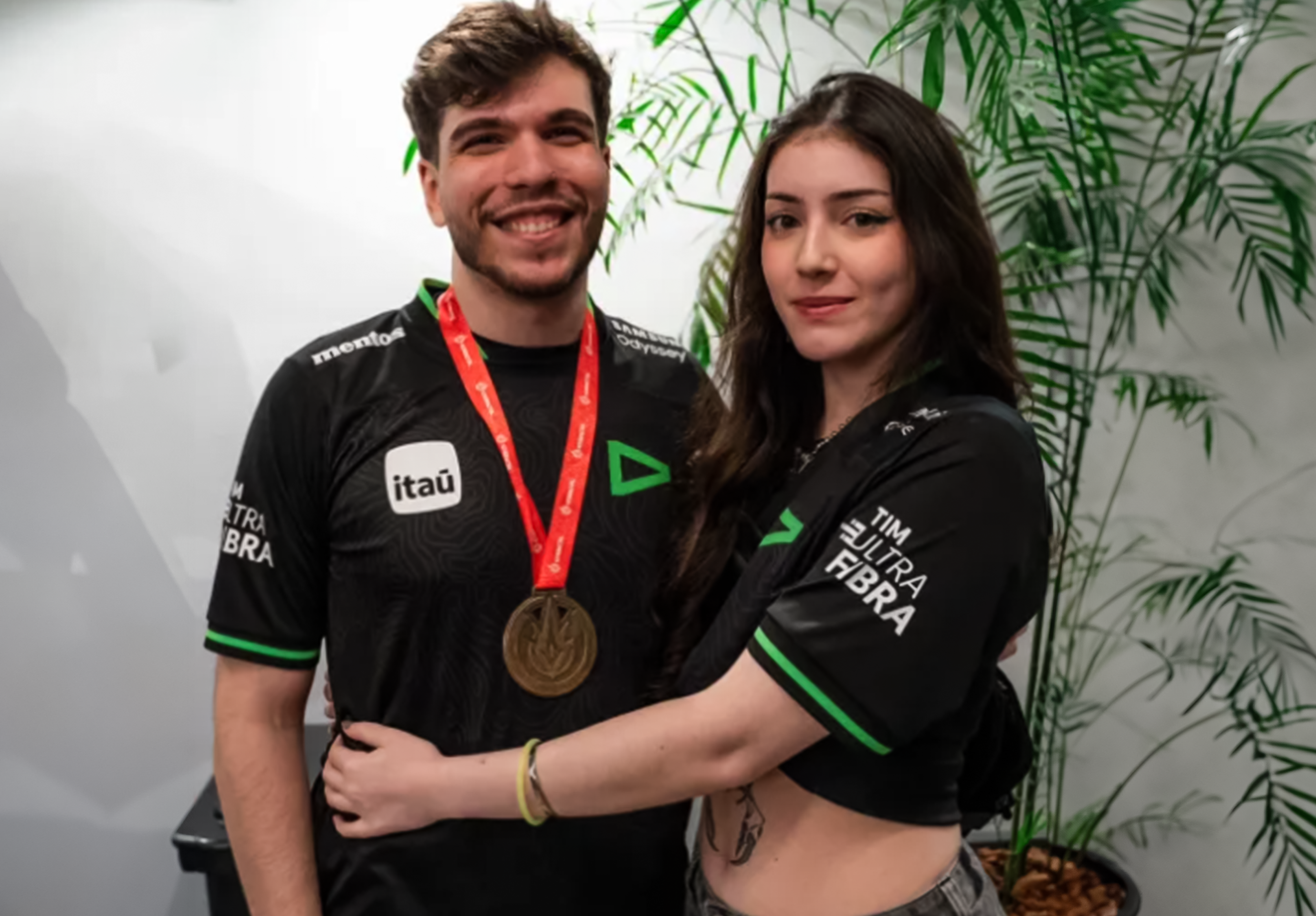 RedBert vestindo a medalha do CBLoL, sendo abraçado por sua namorada Rayssa