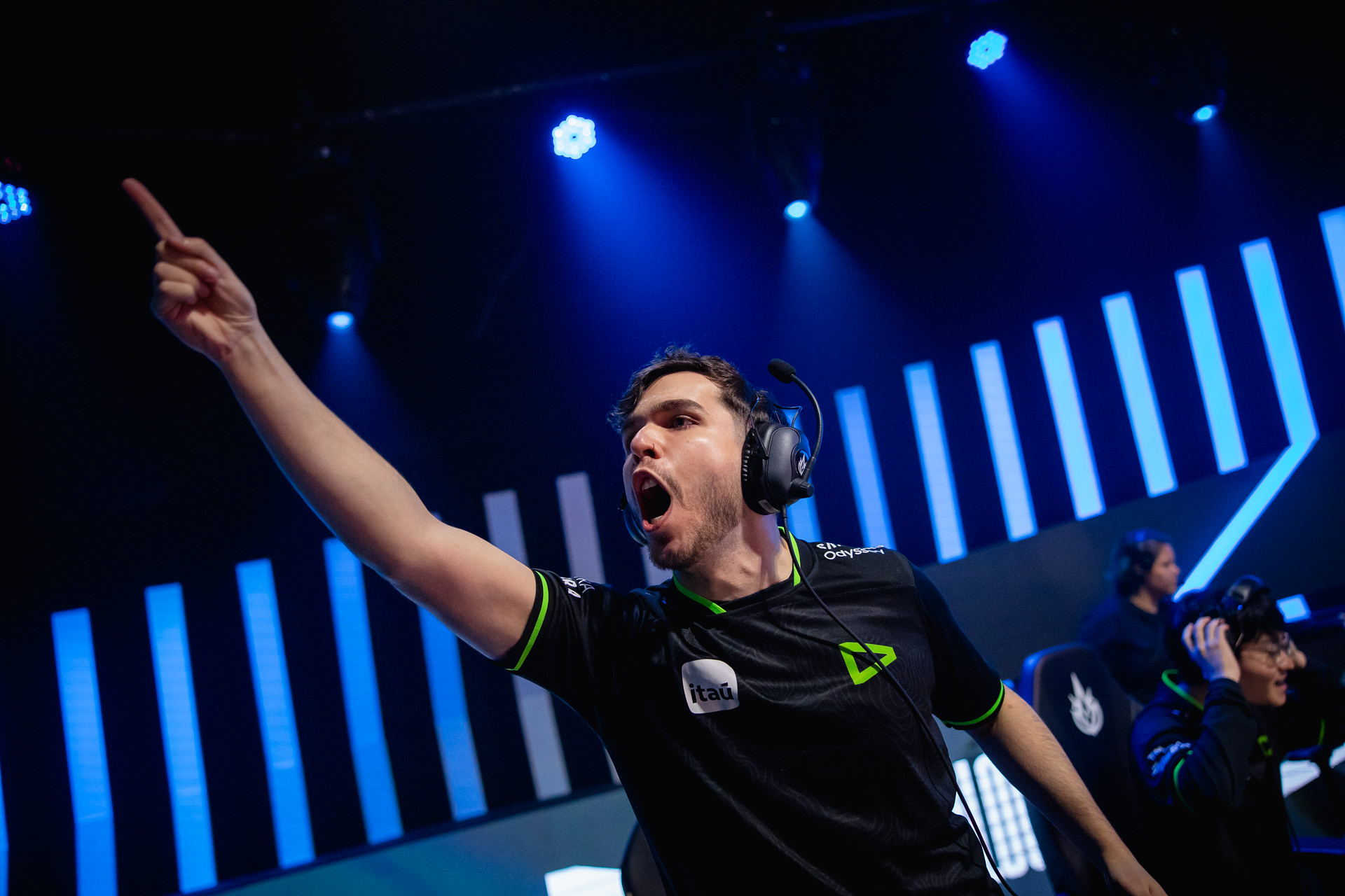 RedBert gritando e apontando para a torcida