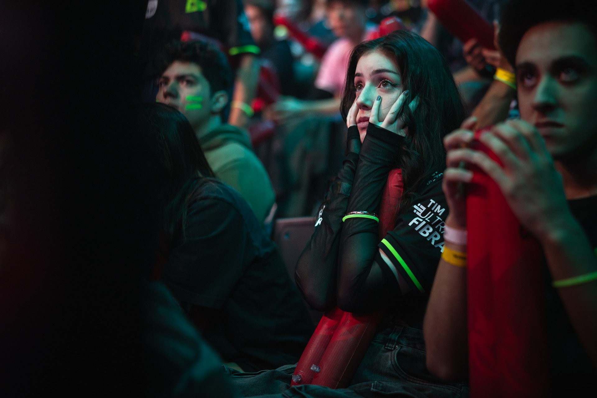 Rayssa, com expressão ansiosa na arena CBLoL