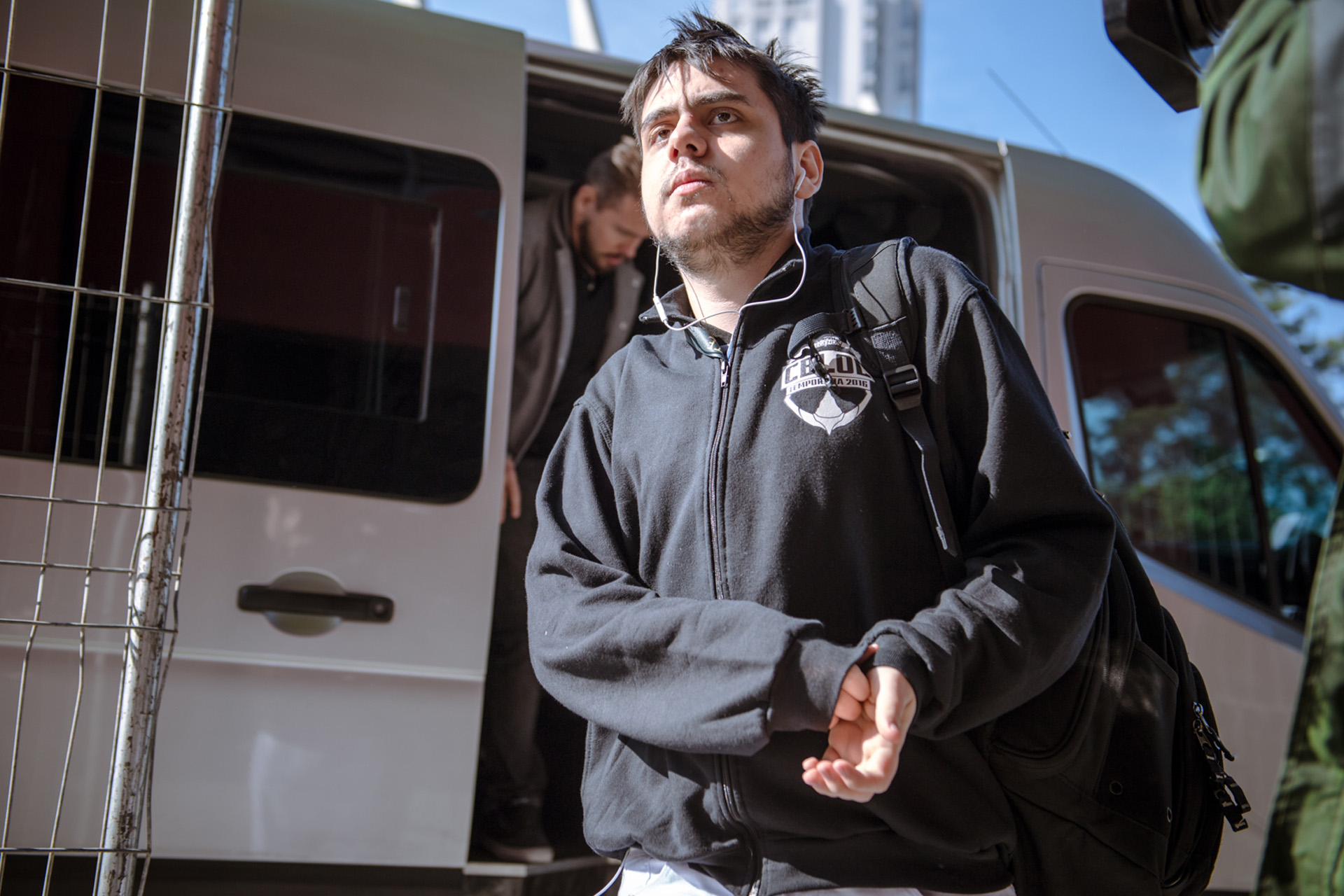 Rayssa, com expressão ansiosa na arena CBLoL