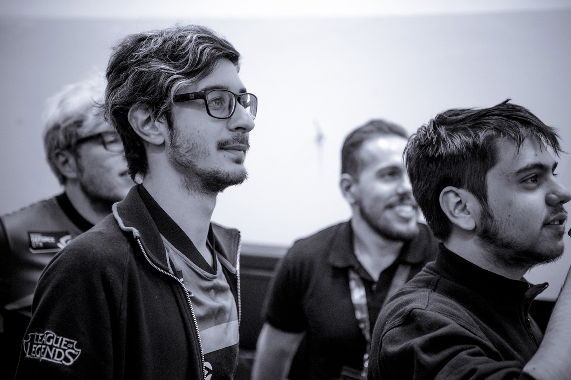 Rayssa, com expressão ansiosa na arena CBLoL